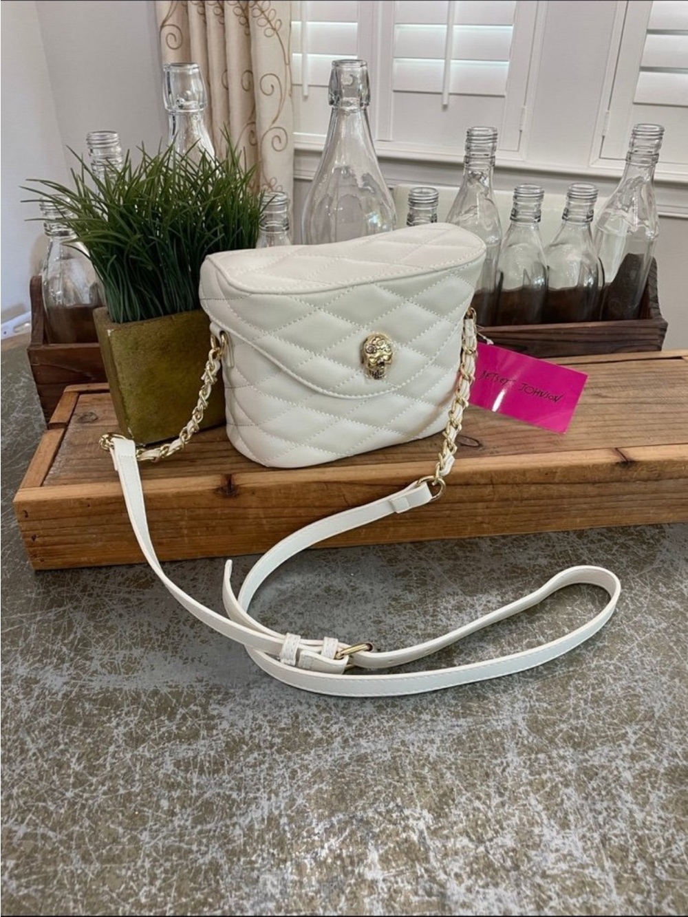 BETSEY JOHNSON WHITE GOLD FAUX LEATHER SKULL CROSSBODY PURSE NEW